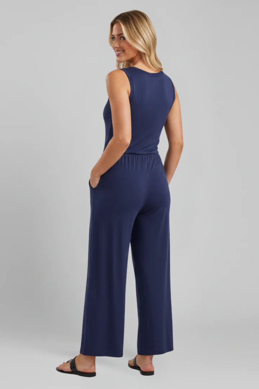 Women's Sleeveless Round Neck Wide Leg Jumpsuit with Pockets – Casual Summer Jumpsuit