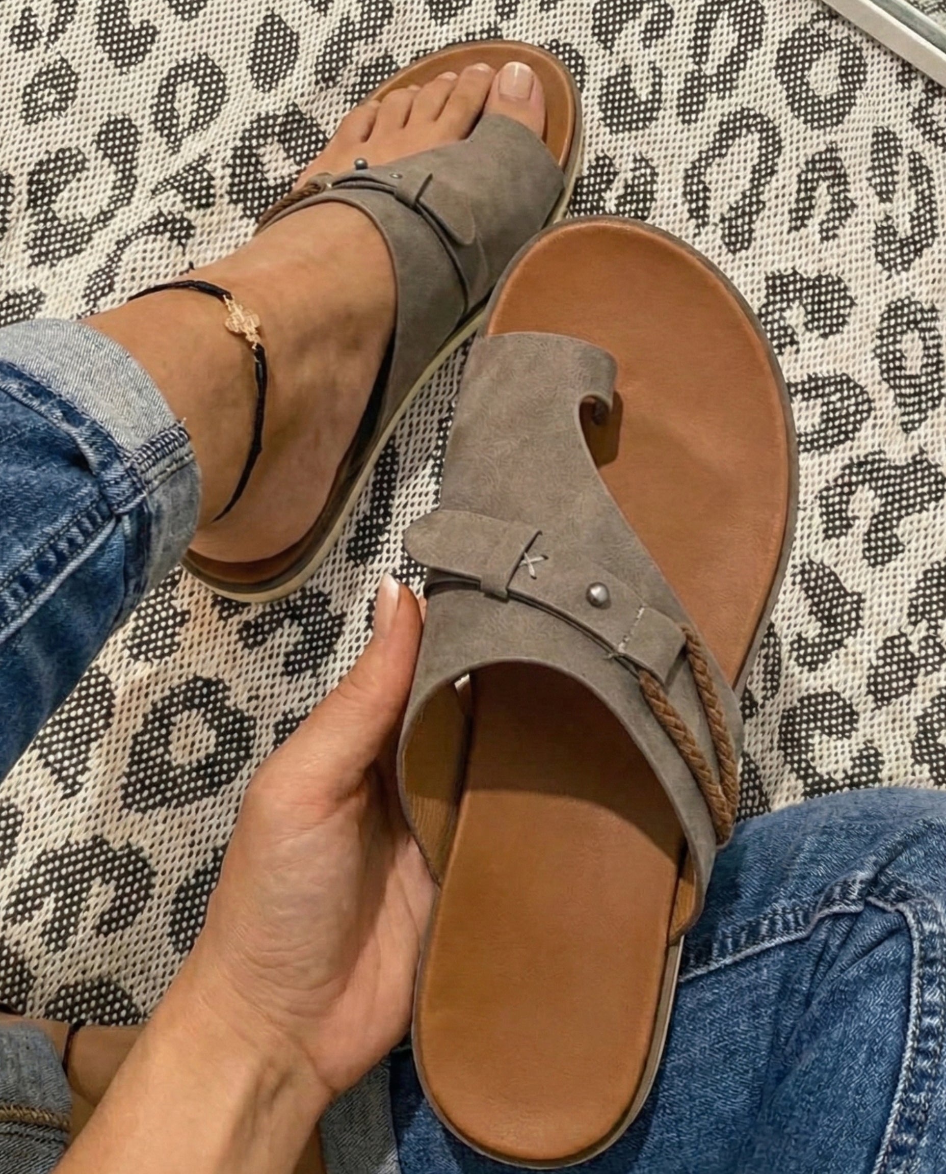 Women's Flat Toe Loop Sandals – Casual Summer Holiday Sandals for Beach & Weekend